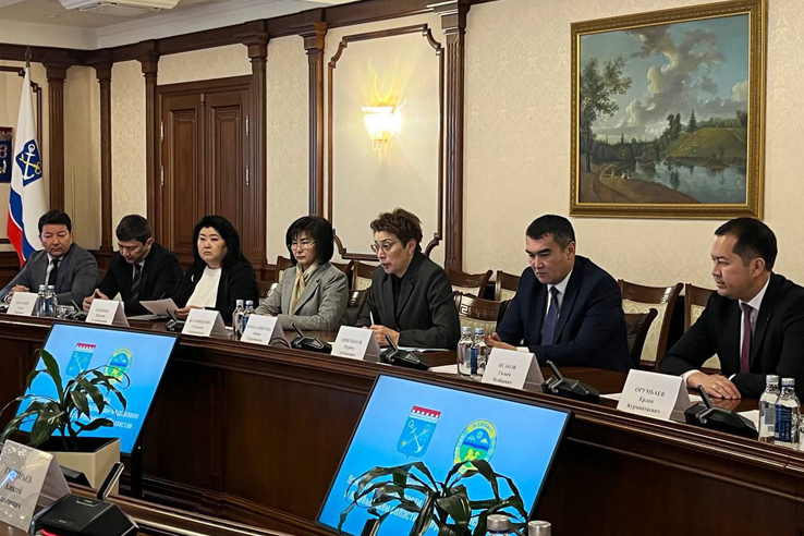 Вице-губернатор Ленинградской области по социальным вопросам Александр Кялин встретился с партнерами из Казахстана