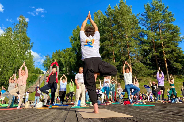 21 июня в парке «Песчанка» во Всеволожске состоялось празднование  X Международного дня йоги